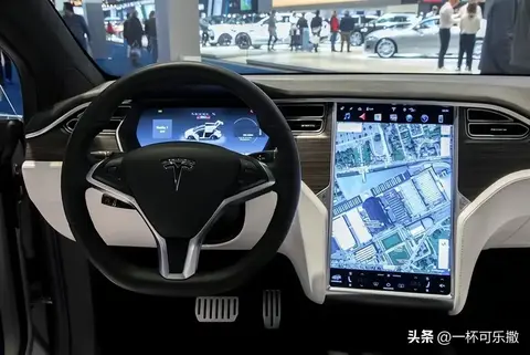 特斯拉内饰设计与核心产品力解析：Model 3的简洁现代与强大性能